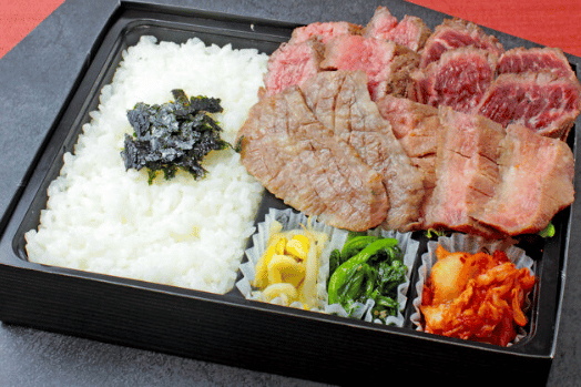 焼肉すだくの4種盛り（近江牛カルビ、牛たん、牛ハラミ、シンタマステーキ）